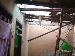 Struktur Bangunan Lapuk, Atap Rumah di Bogor Ambruk Usai Hujan Deras