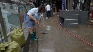 Banjir di China Surut, Warga Bersih-bersih Toko