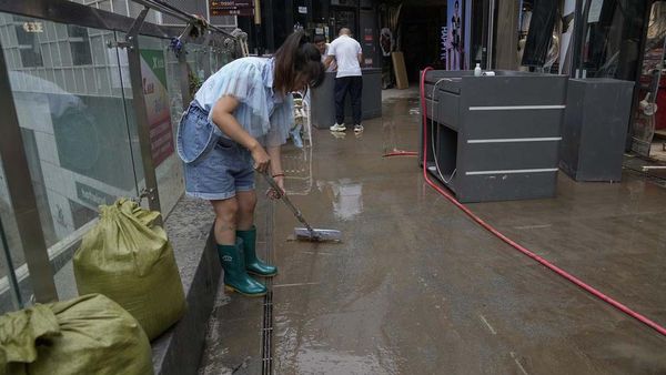 Banjir di China Surut, Warga Bersih-bersih Toko