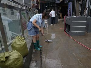 Banjir di China Surut, Warga Bersih-bersih Toko