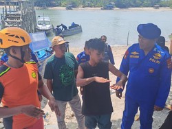 Kapal Nelayan Cumi Tenggelam Ditabrak Tongkang, 1 Orang Hilang