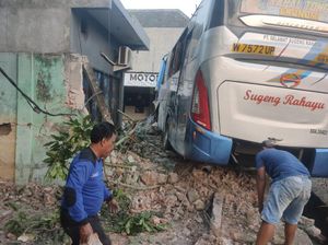 Hindari Truk Putar Balik, Bus Sugeng Rahayu Tabrak 2 Bangunan di Jombang