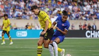 Christopher Nkunku alami cedera lutut pada sesi pramusim. Penyerang baru Chelsea itu diyakini baru akan sembuh pada November mendatang (Reuters)