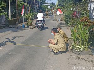 Jalan Rusak di Blitar yang Ditancapi Bendera Dijanjikan Akan Dibangun Jalan Rusak di Blitar yang Ditancapi Bendera Dijanjikan Akan Dibangun
