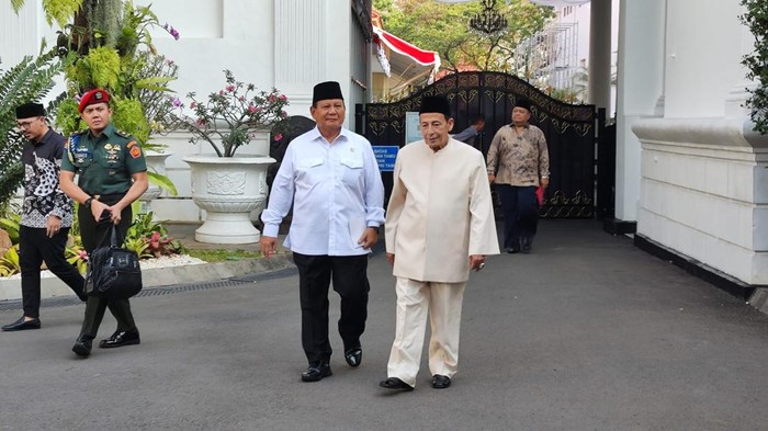 Presiden Joko Widodo (Jokowi) berjumpa  dengan Menteri Pertahanan (Menhan) Prabowo Subianto dan anggota Wantimpres Habib Luthfi bin Yahya di Istana Kepresidenan, Jakarta, Selasa (8/8/2023). Habib Luthfi enggan konferensi dengan Jokowi bareng Prabowo itu digiring permasalahan politik.