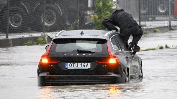 Hujan Deras di Swedia, Para Pengendara Ini Terjebak Banjir