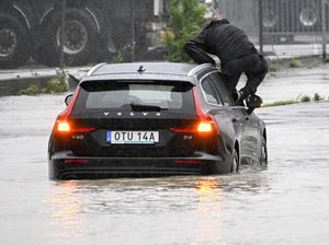 Hujan Deras di Swedia, Para Pengendara Ini Terjebak Banjir