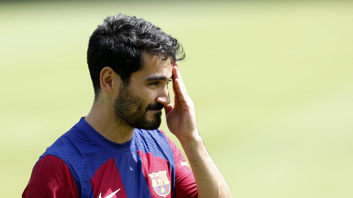 Ilkay Guendogan terancam pergi dari Barcelona akhir pekan ini (REUTERS/ALBERT GEA)