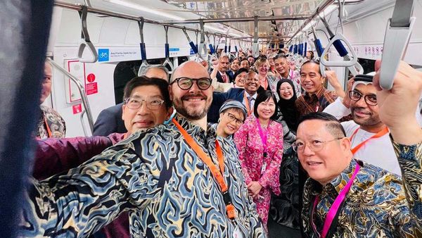 Jokowi Ajak Dubes Asing Naik MRT, Begini Momennya