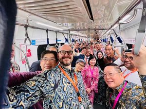 Jokowi Ajak Dubes Asing Naik MRT, Begini Momennya
