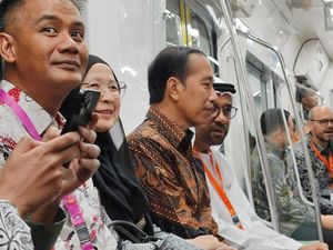 Jokowi Naik MRT dari Stasiun Bundaran HI ke ASEAN Bareng Dubes Asing