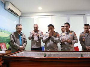 Kapolda Metro Melayat Kapolsek Jatinegara yang Meninggal Usai Salat Kapolda Metro Melayat Kapolsek Jatinegara yang Meninggal Usai Salat