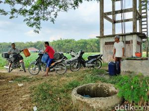 Cerita Warga Bojonegoro Tempuh 2 Km Demi Air Bersih: Mugi-mugi Dapat Bantuan