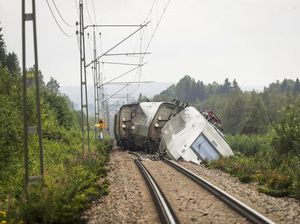 Penampakan Kereta di Swedia Anjlok Gegara Hujan Deras