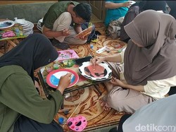 Keseruan Melukis di Atas Gerabah Bersama Ratusan Siswa-Seniman Pacitan