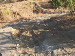 Jalan Bukti-Tunjung Rusak Bertahun-tahun, Warga: Saya Coba Kayak Naik Kuda