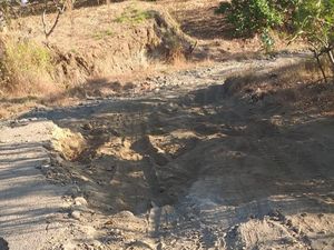 Jalan Bukti-Tunjung Rusak Bertahun-tahun, Warga: Saya Coba Kayak Naik Kuda Jalan Bukti-Tunjung Rusak Bertahun-tahun, Warga: Saya Coba Kayak Naik Kuda