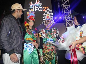 Kostum Daur Ulang Kemasan Curi Perhatian di Jember Fashion Carnaval 2023