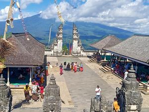 Siap-siap! Tiket Masuk ke Pura Lempuyang Karangasem Naik Mulai 1 Maret 2024 Siap-siap! Tiket Masuk ke Pura Lempuyang Karangasem Naik Mulai 1 Maret 2024