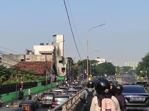 Lalin Matraman Arah Jalan Proklamasi Jakpus Macet, Pemotor Lewat Trotoar