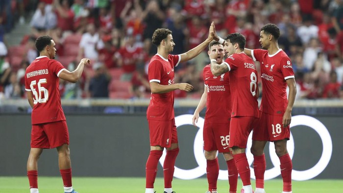 Cody Gakpo of Liverpool FC celebrates with his team mates after scoring the first opening goal during the preseason friendly football match between Liverpool Fc and FC Bayern Munchen in Singapore, Tuesday, August 2nd, 2023. (AP Photo/Danial Hakim)