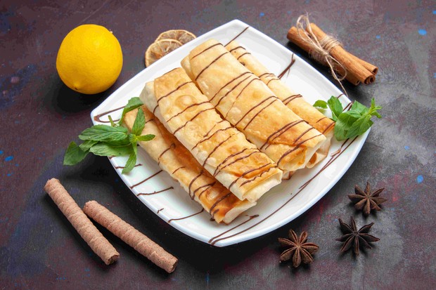 Lumpia pisang caramel/Foto: Freepik/Kamran Aydinov