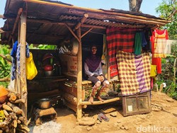 Pilu Mak Engkom Tinggal di Gubuk Reyot Taman Kota Sukabumi