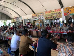 Mentan Gelar Rapat dengan Jajaran di Kantin, Bahas Antisipasi El Nino Mentan Gelar Rapat dengan Jajaran di Kantin, Bahas Antisipasi El Nino