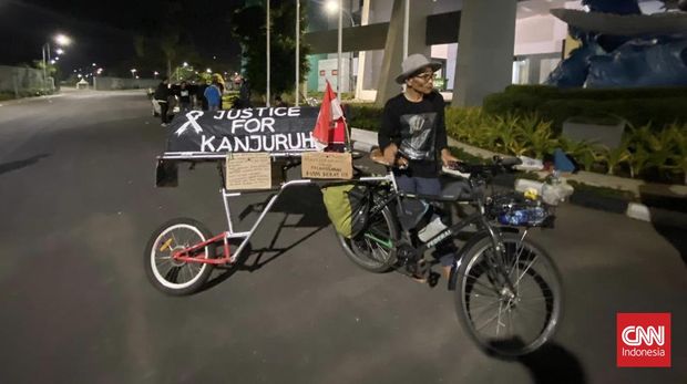 Seorang warga Malang, Miftahuddin Ramly (52), nekat mengayuh sepeda ke Jakarta. Hal itu ia lakukan untuk mengingat 135 korban tewas Tragedi Kanjuruhan.