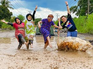 Jalan Kubangan Mulai Jadi Beton, Warga Lampung: Perjuangan Kita Didengar! Jalan Kubangan Mulai Jadi Beton, Warga Lampung: Perjuangan Kita Didengar!