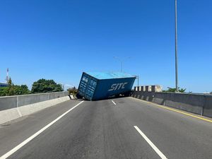 Mobil Kontainer Terbalik di Tanjakan Tol Layang Pettarani, Polisi Evakuasi