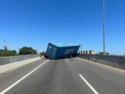 Mobil Kontainer Terbalik di Tanjakan Tol Layang Pettarani, Polisi Evakuasi