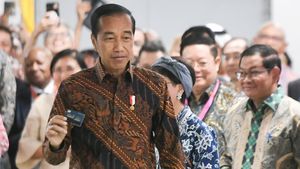 Momen Jokowi Pamer Kartu MRT Baru Edisi ASEAN