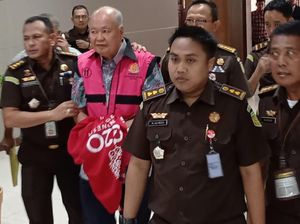 Bukan Ditangkap, Konglomerat Medan Mujianto Menyerahkan Diri