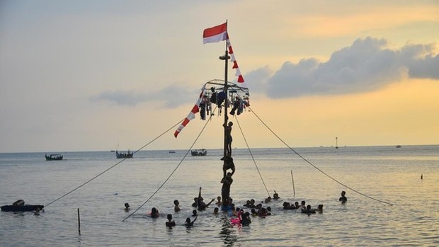 Panjat pinang/Foto: travel.detik.com Permainan panjat pinang merupakan warisan dari zaman kolonial Belanda