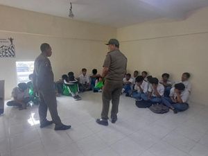 23 Pelajar Bolos di Warkop Lamongan Terjaring Razia Kasih Sayang Satpol PP 23 Pelajar Bolos di Warkop Lamongan Terjaring Razia Kasih Sayang Satpol PP
