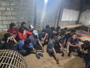 Polisi Gerebek Judi Sabung Ayam di Makassar, 8 Pelaku Ditangkap Polisi Gerebek Judi Sabung Ayam di Makassar, 8 Pelaku Ditangkap