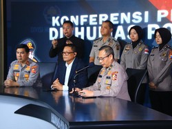 Kapolri Beri Penghargaan ke 3 Anggota Polri yang Lulus Pendidikan di Turki