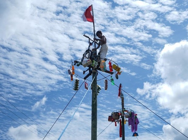 permainan 17 Agustus/Foto: hot.detik.com panjat pinang adalah salah satu permainan 17 Agustus