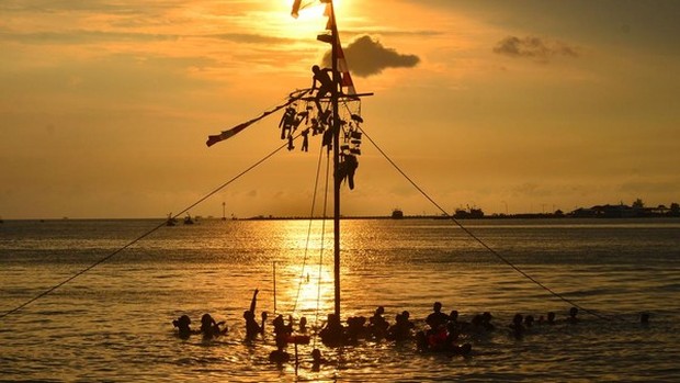 permainan panjat pinang/Foto: travel.detik.com filosofi permainan panjat pinang