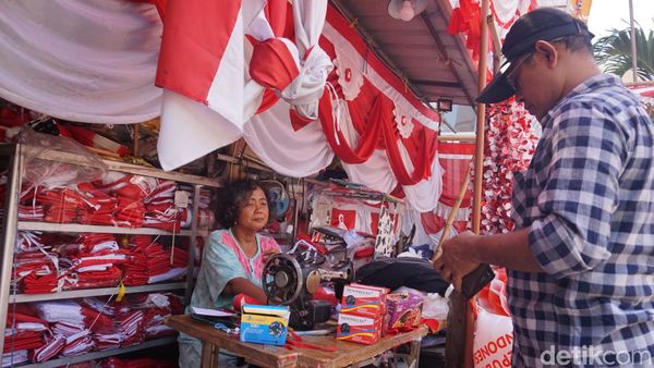 Berkah Agustusan Pedagang Kampung Bendera Darmo Kali Surabaya