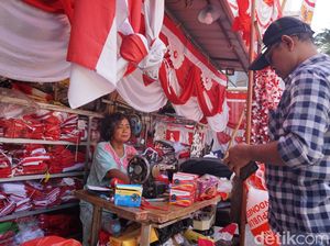 Berkah Agustusan Pedagang Kampung Bendera Darmo Kali Surabaya Berkah Agustusan Pedagang Kampung Bendera Darmo Kali Surabaya