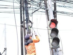 Kabel Menjuntai di Cimahpar-Simpang Pomad Bogor Dipotong Petugas PUPR