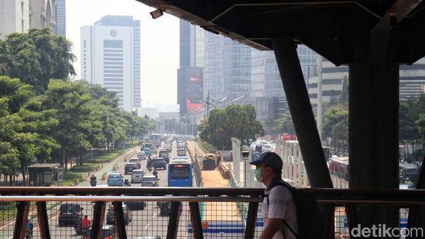 Polusi Udara Makin Parah, Warga Kembali Pakai Masker