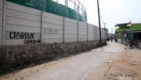 Potret Tembok Tinggi Pembatas Kampung dan Kawasan Elite PIK 2