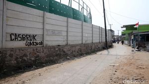 Potret Tembok Tinggi Pembatas Kampung dan Kawasan Elite PIK 2
