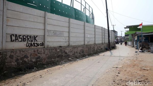 Potret Tembok Tinggi Pembatas Kampung dan Kawasan Elite PIK 2