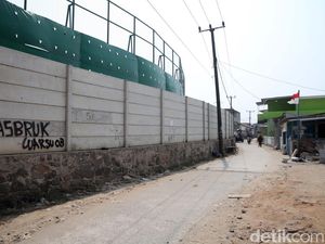 Potret Tembok Tinggi Pembatas Kampung dan Kawasan Elite PIK 2 Potret Tembok Tinggi Pembatas Kampung dan Kawasan Elite PIK 2