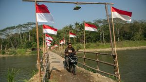 Potret Jembatan Sesek Bambu di Bantul Berhias Bendera Merah Putih