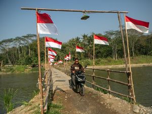 Potret Jembatan Sesek Bambu di Bantul Berhias Bendera Merah Putih